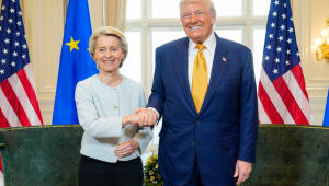 A presidente da Comissão Europeia, Ursula von der Leyen (à esquerda), ao lado do presidente dos Estados Unidos, Donald Trump, neste domingo, em Turnberry, no Reino Unido