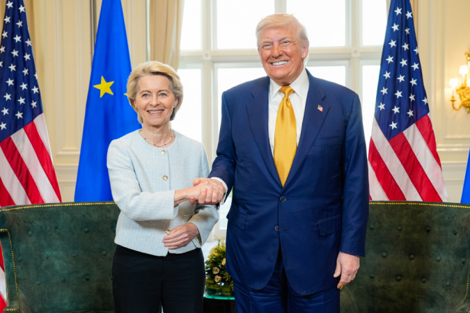 A presidente da Comissão Europeia, Ursula von der Leyen (à esquerda), ao lado do presidente dos Estados Unidos, Donald Trump, neste domingo, em Turnberry, no Reino Unido