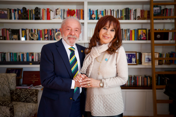 O presidente do Brasil, Luiz Inácio Lula da Silva (à esq.), posando ao lado da ex-presidenta argentina Cristina Fernández durante uma reunião nesta quinta-feira, em Buenos Aires