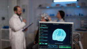 Médico de neurociência segurando a prancheta, mostrando o tratamento