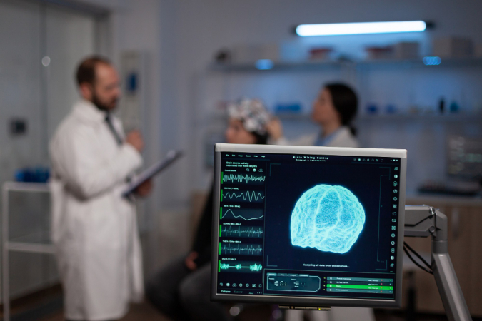 Médico de neurociência segurando a prancheta, mostrando o tratamento