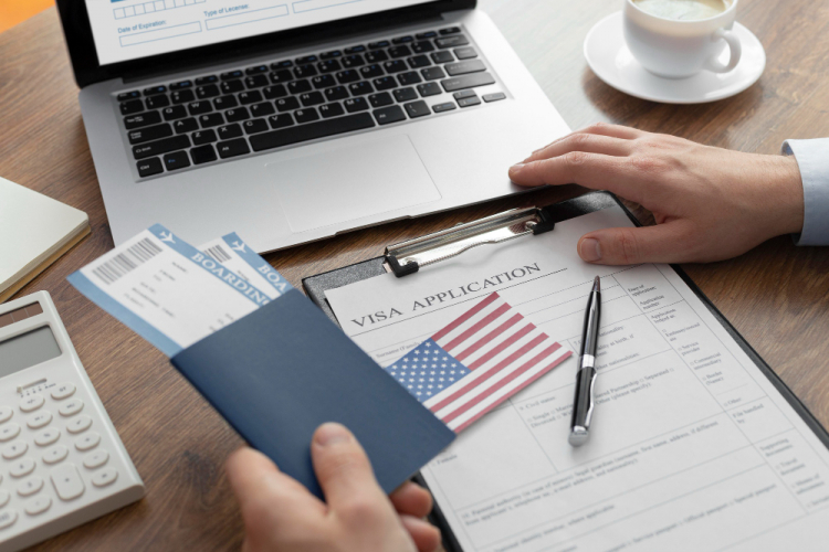 Visto para os EUA ficará mais caro com nova taxa de US$ 250 aprovada pelo governo Trump