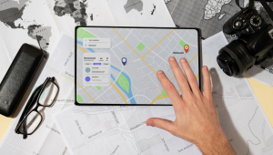 Vista superior do tablet GPS com mão e mapa do mundo