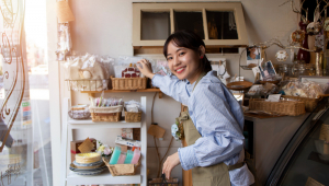 Jovem arrumando sua confeitaria