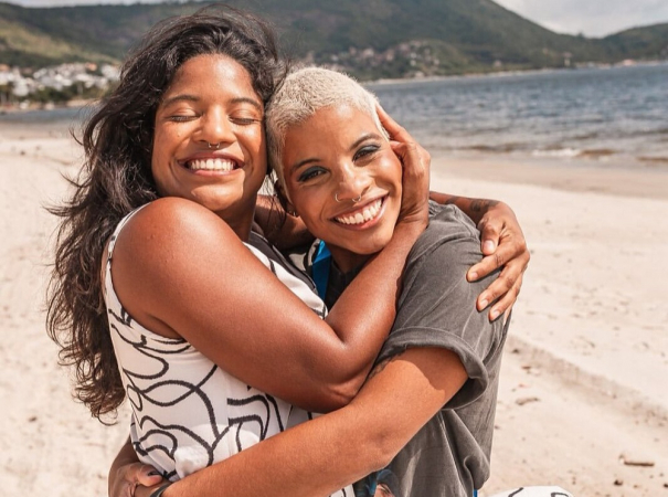 Juliana Marins abraça a irmã Mariana na praia
