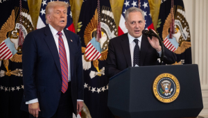 O czar de criptomoedas da Casa Branca, David Sacks (à dir.), discursa enquanto o presidente dos EUA, Donald Trump, observa, durante cerimônia de sanção de uma lei sobre criptomoedas, no Salão Leste da Casa Branca, em Washington