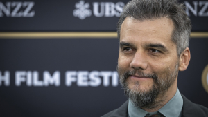 O ator brasileiro Wagner Moura chega ao tapete verde antes de receber o Golden Eye Award no Festival de Cinema de Zurique