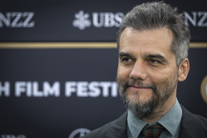 O ator brasileiro Wagner Moura chega ao tapete verde antes de receber o Golden Eye Award no Festival de Cinema de Zurique