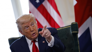 TURNBERRY (Reino Unido), 28/07/2025. - O presidente dos EUA, Donald J. Trump, gesticula durante uma reunião com o primeiro-ministro britânico no resort de golfe Trump Turnberry, em Turnberry, Escócia, Grã-Bretanha, em 28 de julho de 2025. O presidente Trump está em viagem particular à Escócia para visitar seus campos de golfe. (Reino Unido) EFE/EPA/TOLGA AKMEN / POOL