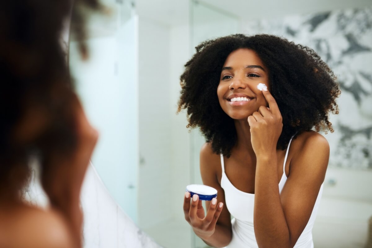 Manter a pele negra saudável e radiante requer cuidados especiais 