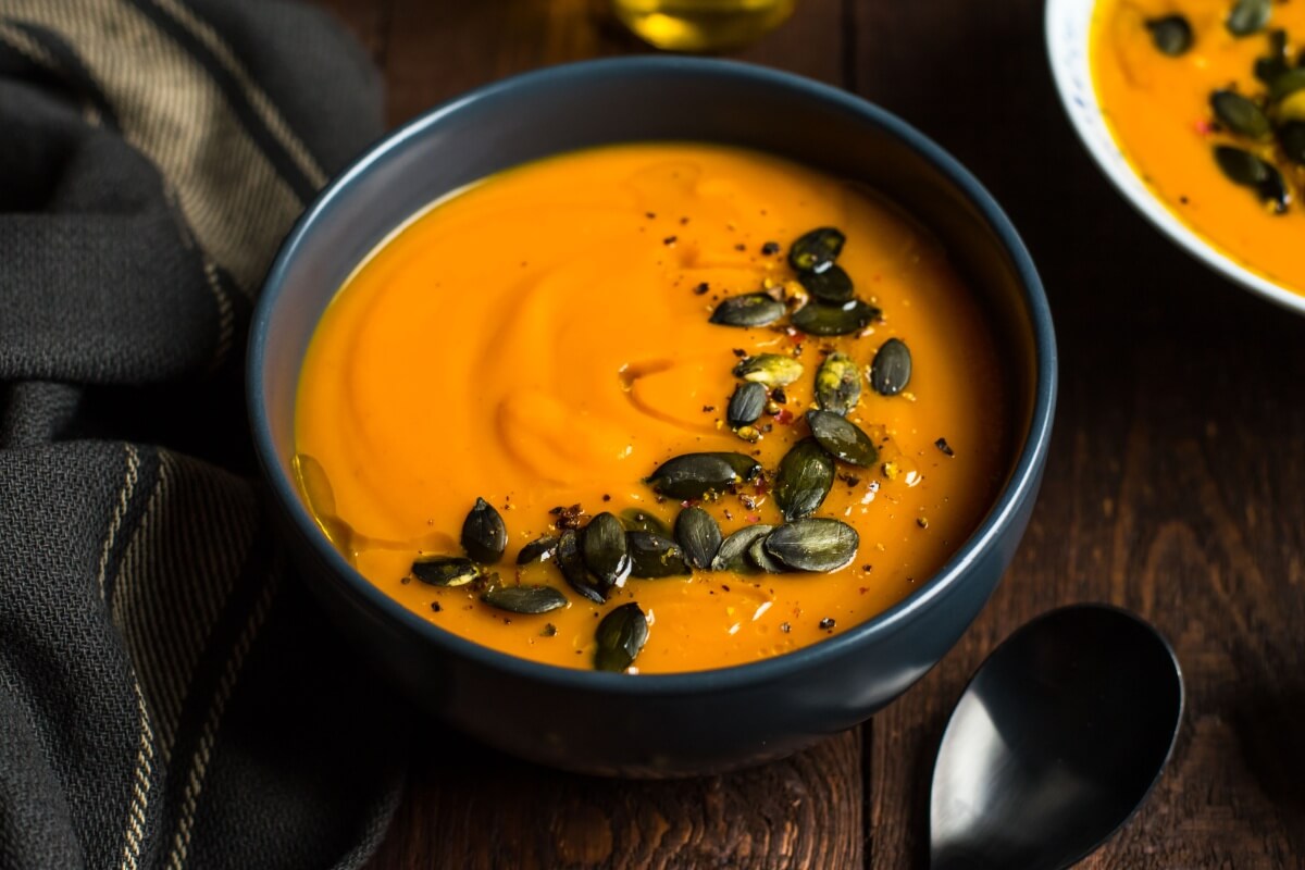 Creme de abóbora com gengibre e semente de abóbora 