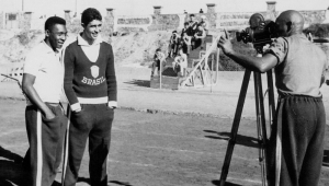 Os jogadores Pelé (e) e Mauro posam para foto durante treino da seleção do Brasil durante a Copa do Mundo de 1962