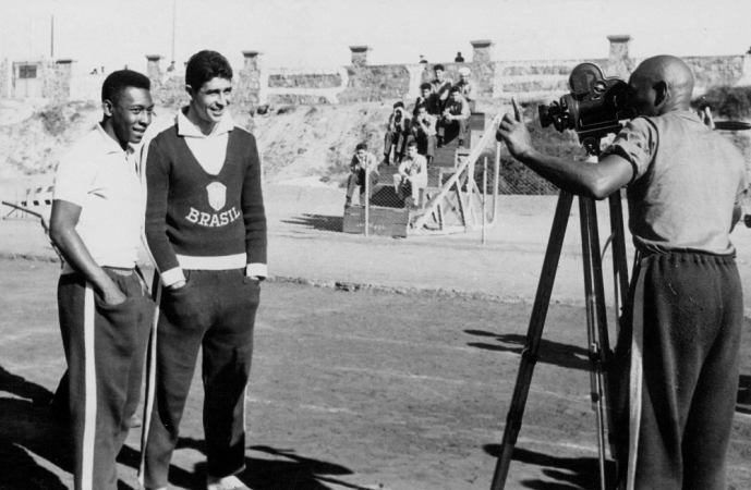 Os jogadores Pelé (e) e Mauro posam para foto durante treino da seleção do Brasil durante a Copa do Mundo de 1962
