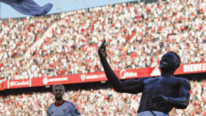 O atacante do Sevilla, Akor Adams, comemora seu gol contra o Barcelona durante a partida válida pela 8ª rodada da La Liga