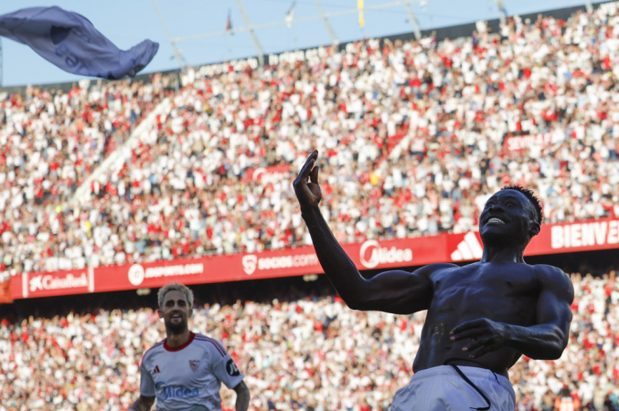 O atacante do Sevilla, Akor Adams, comemora seu gol contra o Barcelona durante a partida válida pela 8ª rodada da La Liga