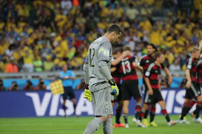 O goleiro Júlio Cesar (d), da Seleção do Brasil, fica desolado após mais um gol alemão durante a partida entre Brasil x Alemanha onde a equipe brasileira foi goleada por 7 a 1 no Estádio do Mineirão