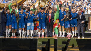 Reece James (c), do Chelsea, ergue o troféu de campeão do Mundial de Clubes ao lado do presidente dos Estados Unidos, Donald Trump