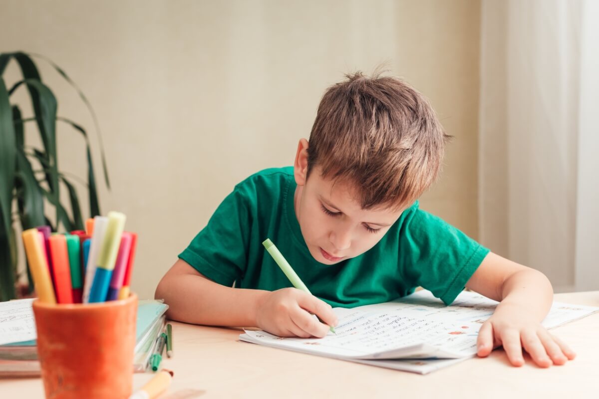 A escrita à mão estimula áreas importantes do cérebro e contribui para o desenvolvimento das crianças 