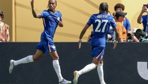 João Pedro (à esq.), do Chelsea, comemora com Malo Gusto (à dir.) o terceiro gol da equipe durante a final do Mundial de Clubes da Fifa de 2025