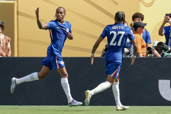 João Pedro (à esq.), do Chelsea, comemora com Malo Gusto (à dir.) o terceiro gol da equipe durante a final do Mundial de Clubes da Fifa de 2025