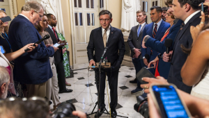 O presidente da Câmara dos Deputados dos EUA, o republicano Mike Johnson, fala com jornalistas sobre a liberação antecipada dos parlamentares para o recesso de agosto, no Capitólio, em Washington