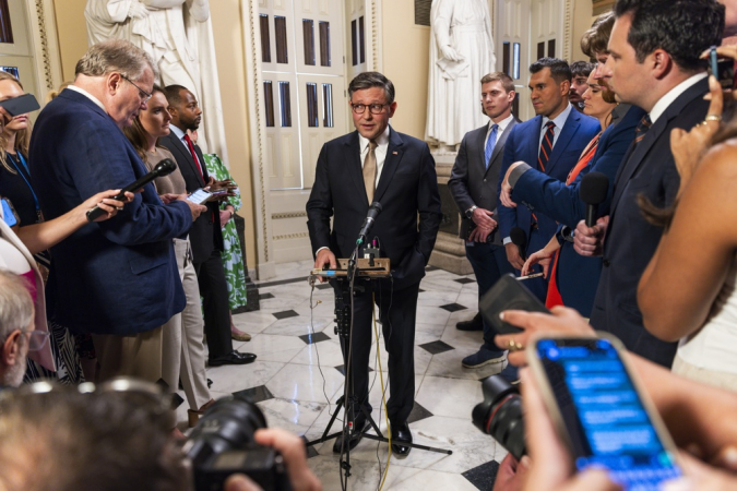 O presidente da Câmara dos Deputados dos EUA, o republicano Mike Johnson, fala com jornalistas sobre a liberação antecipada dos parlamentares para o recesso de agosto, no Capitólio, em Washington