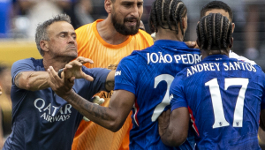O técnico do PSG, Luis Enrique (à esq.), discute com João Pedro, do Chelsea