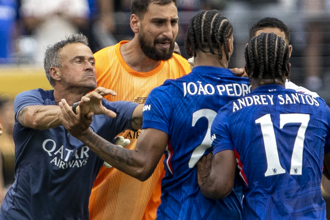 O técnico do PSG, Luis Enrique (à esq.), discute com João Pedro, do Chelsea