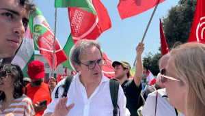 O deputado italiano de esquerda Angelo Bonelli participa de protesto em Roma contra a ofensiva de Israel em Gaza