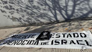Foto divulgada pela Polícia Federal Argentina mostra cartaz apreendido durante operação
