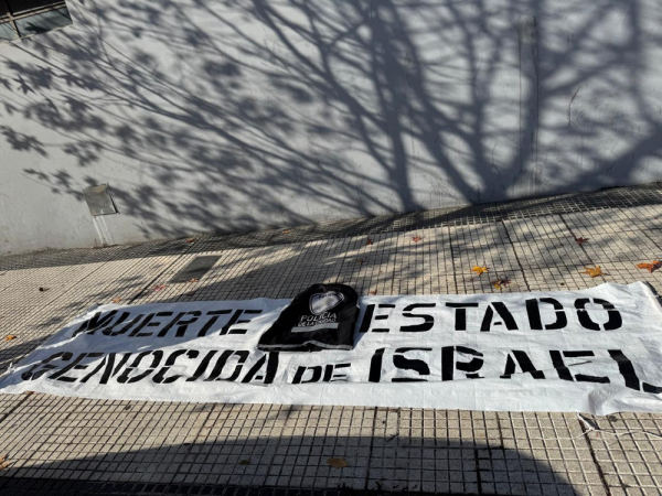 Foto divulgada pela Polícia Federal Argentina mostra cartaz apreendido durante operação