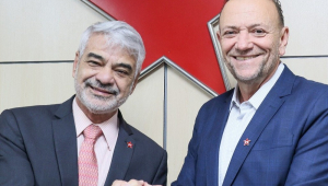 Humberto Costa (esq.), presidente interino do PT, cumprimenta Edinho Silva após a confirmação da vitória do ex-prefeito de Araraquara nas eleições do partido