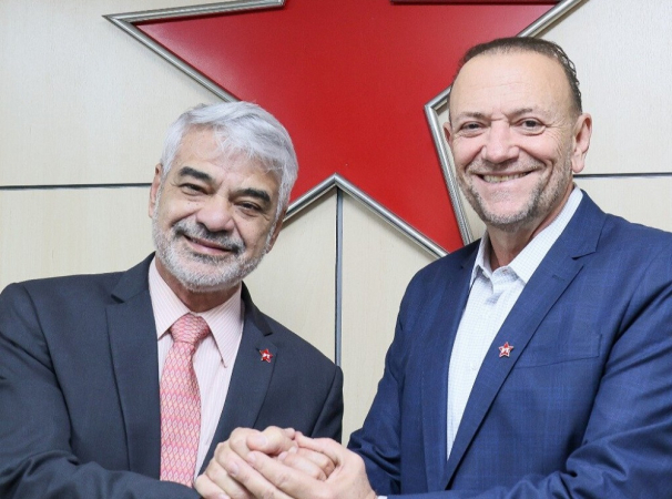 Humberto Costa (esq.), presidente interino do PT, cumprimenta Edinho Silva após a confirmação da vitória do ex-prefeito de Araraquara nas eleições do partido