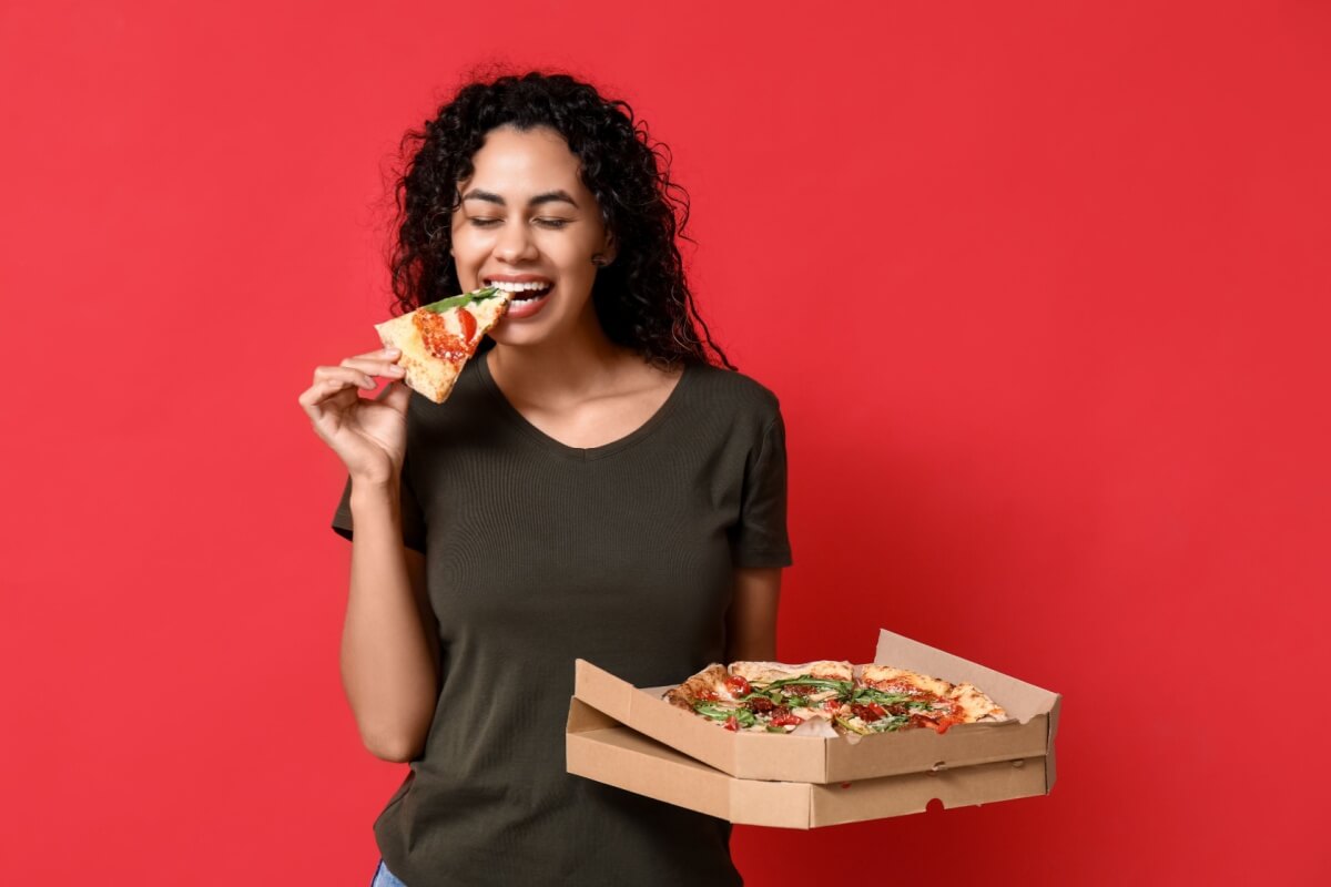 É possível se deliciar com uma boa fatia de pizza sem colocar a dieta ou a saúde em risco 