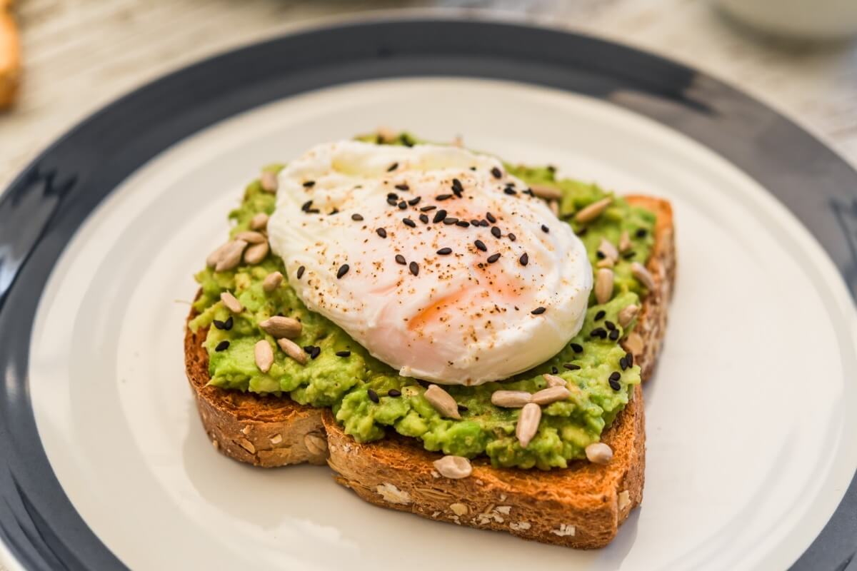 Ovo pochê com torrada integral e abacate 