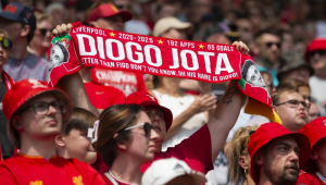 Torcedores do Liverpool agitam bandeiras e prestam homenagens ao ex-jogador do clube Diogo Jota e a seu irmão, André Silva, antes da partida amistosa entre Preston North End