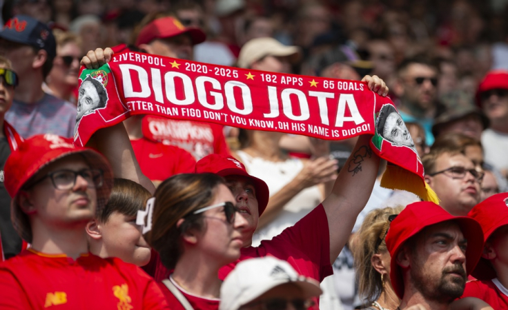 Torcedores do Liverpool agitam bandeiras e prestam homenagens ao ex-jogador do clube Diogo Jota e a seu irmão, André Silva, antes da partida amistosa entre Preston North End