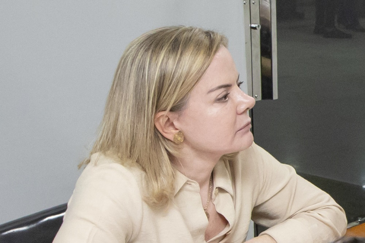 Gleisi Hoffmann critica tarifaço de Trump e acusa Tarcísio e Bolsonaro