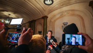 Fernando Haddad fala com a imprensa em Buenos Aires, onde é realizada a cúpula do Mercosul