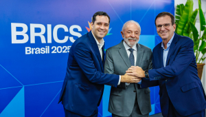 05.07.2025 - Cerimônia de Abertura do Fórum Empresarial dos BRICS 05.07.2025 - Presidente da República, Luiz Inácio Lula da Silva, durante a Cerimônia de Abertura do Fórum Empresarial dos BRICS, no Pier Mauá. Na foto (da esquerda para a direita): Vice-Prefeito do Rio de Janeiro, Eduardo Cavaliere, Presidente da República, Luiz Inácio Lula da Silva e o Prefeito do Rio de Janeiro, Eduardo Paes. Rio de Janeiro - RJ. Foto: Ricardo Stuckert / PR