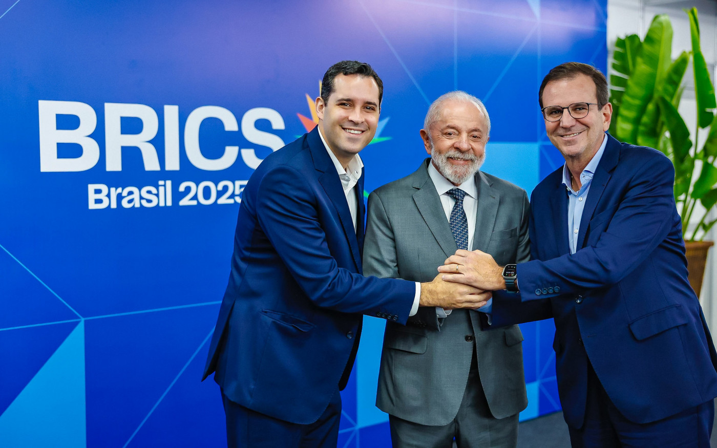05.07.2025 - Cerimônia de Abertura do Fórum Empresarial dos BRICS 05.07.2025 - Presidente da República, Luiz Inácio Lula da Silva, durante a Cerimônia de Abertura do Fórum Empresarial dos BRICS, no Pier Mauá. Na foto (da esquerda para a direita): Vice-Prefeito do Rio de Janeiro, Eduardo Cavaliere, Presidente da República, Luiz Inácio Lula da Silva e o Prefeito do Rio de Janeiro, Eduardo Paes. Rio de Janeiro - RJ. Foto: Ricardo Stuckert / PR
