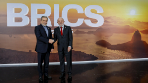 06.07.2025 - Ministro das Relações Exteriores da República Islâmica do Irã, Seyed Abbas Araghchi e o Presidente da República, Luiz Inácio Lula da Silva, durante a Cerimônia oficial de chegada dos Chefes de Estado e de Governo, no Museu de Arte Moderna (MAM). Rio de Janeiro - RJ. Foto: Ricardo Stuckert / PR