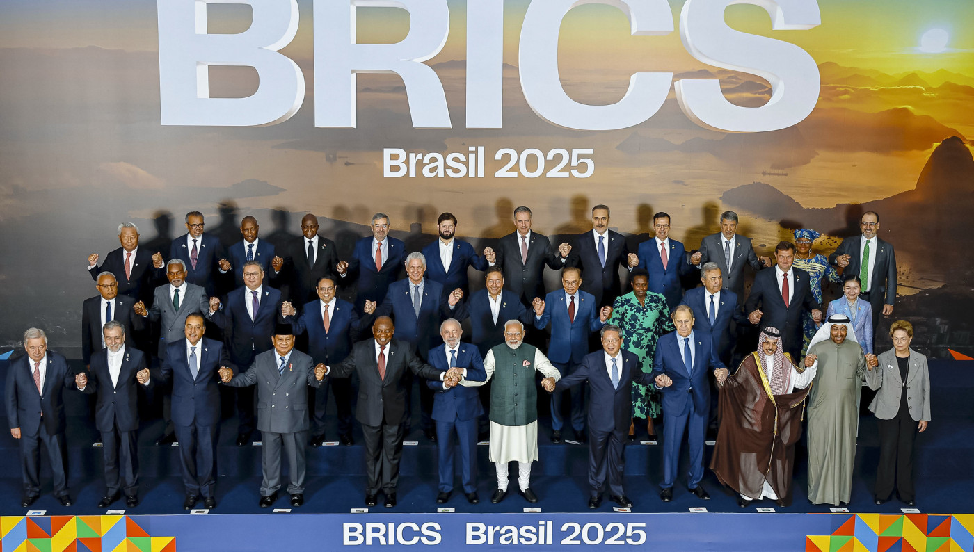 7.07.2025 - Fotografia de família dos Chefes de Estado e de Governo dos países-membros, parceiros e de engajamento externo 07.07.2025 - Presidente da República, Luiz Inácio Lula da Silva, posa para fotografia de família dos Chefes de Estado e de Governo dos países-membros, parceiros e de engajamento externo, no Museu de Arte Moderna (MAM). Rio de Janeiro - RJ. Foto: Ricardo Stuckert / PR