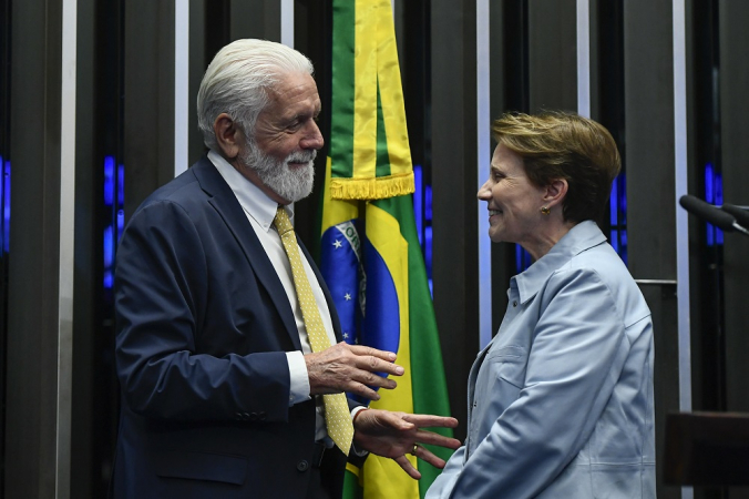 Jaques Wagner e Tereza Cristina conversam no Senado