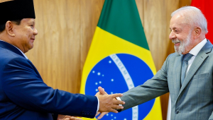 Lula cumprimenta Prabowo Subianto, presidente da Indonésia, durante encontro no Palacio do Planalto