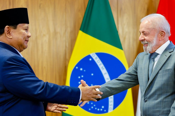 Lula cumprimenta Prabowo Subianto, presidente da Indonésia, durante encontro no Palacio do Planalto