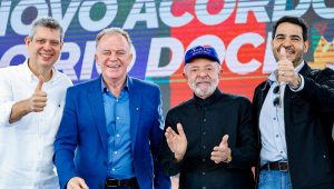 Lula com o governador Renato Casagrande (2º à esq.) e os ministros Márcio Macêdo (esq.) e Jorge Messias