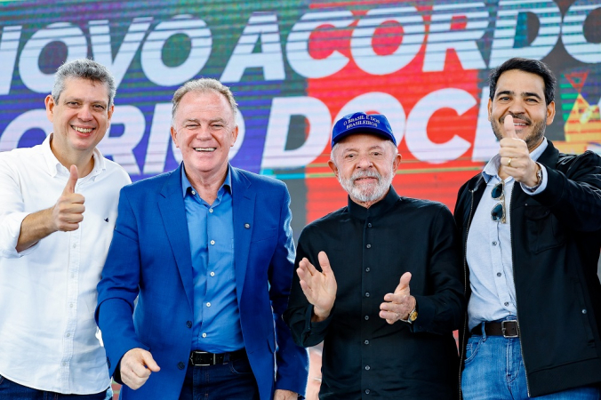 Lula com o governador Renato Casagrande (2º à esq.) e os ministros Márcio Macêdo (esq.) e Jorge Messias
