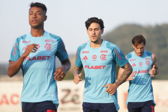 Bruno Henrique, Pedro e Viña em treino do Flamengo no Ninho do Urubu
