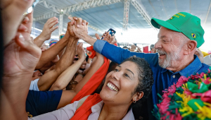 Lula abraça seguidores durante agenda oficial no Vale do Jequitinhonha, em Minas Gerais